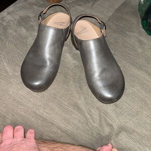 Dansko Metallic Gray Leather Clogs New Without Tags Size 40